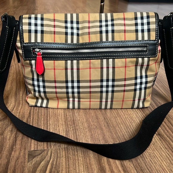 A212 - ๐ฏ % authentic Burberry messenger crossbody bag - Picture 3 of 16